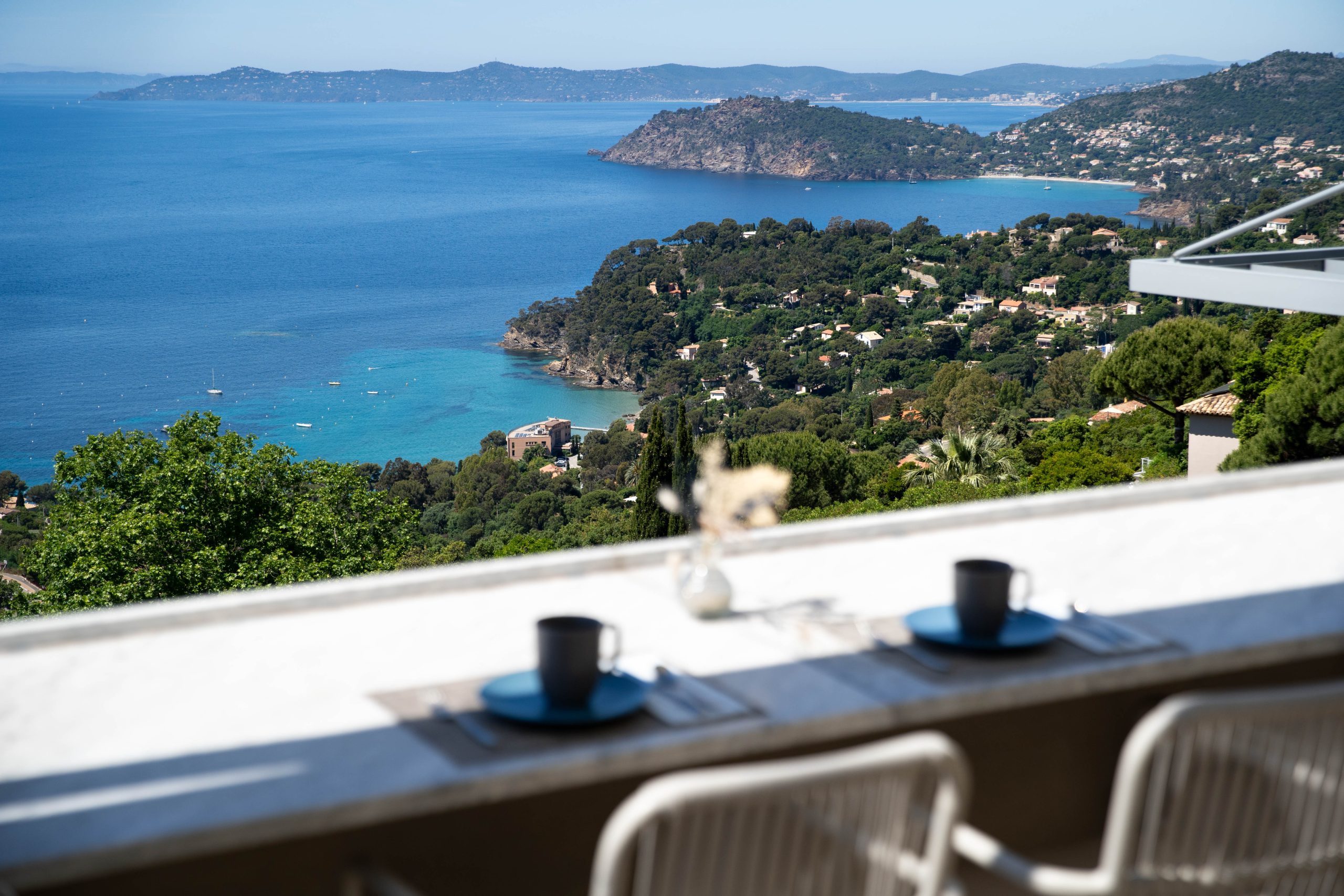 hotel-lavilladouce-4etoiles-restaurant-lenvol-rayol-saint-tropez-vue-mer-2026-clubpapillon-petit-déjeuner (1)